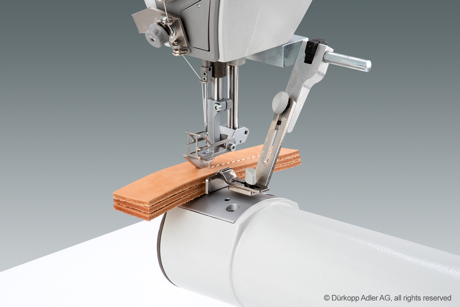 The extremely high sewing foot lift up to 30 mm facilitates the feeding and removing of bulky workpieces